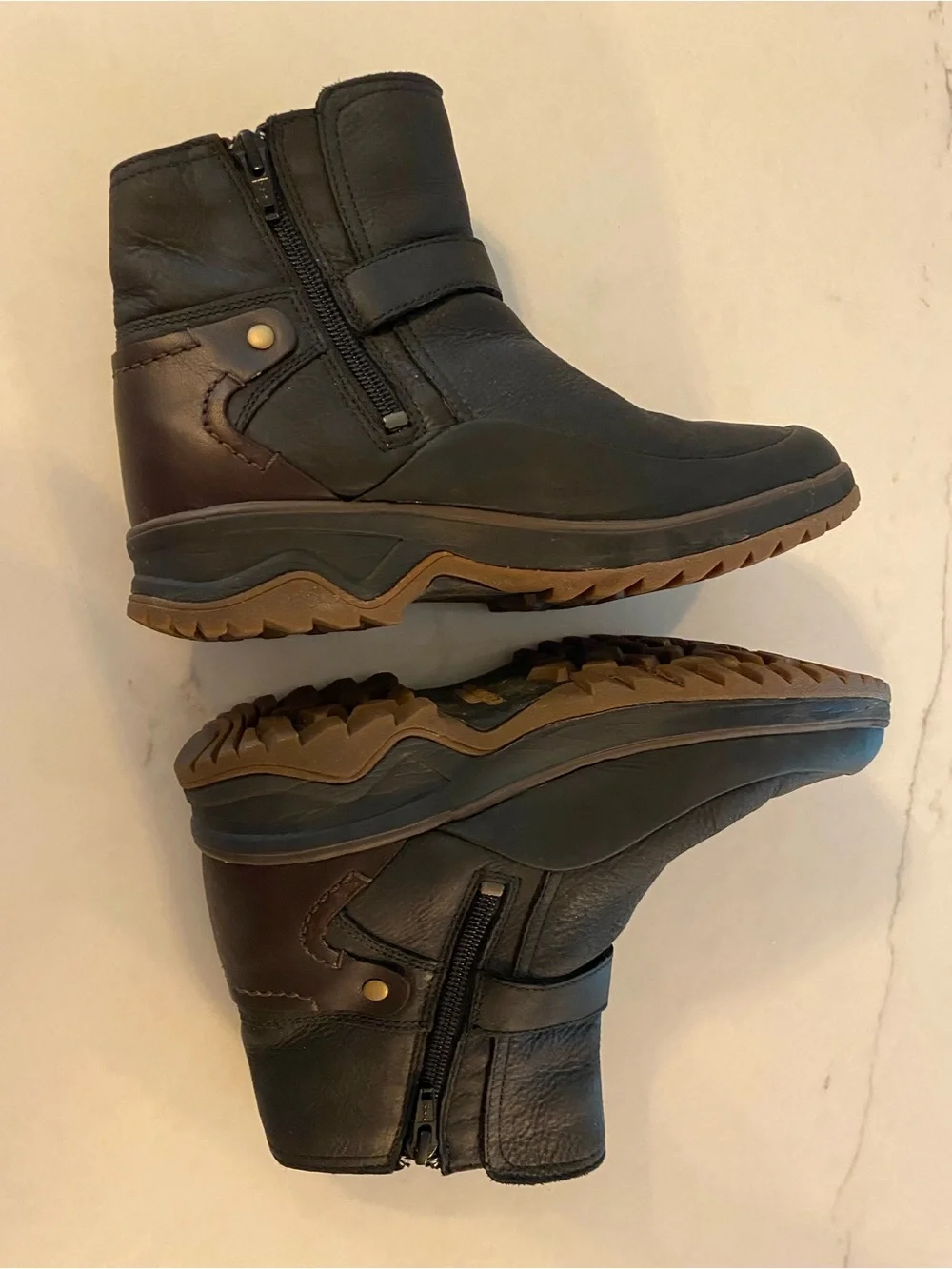 Merrell Eventyr W7 Black & Brown Leather Moto Zip Buckle Ankle Boots Knit Detail